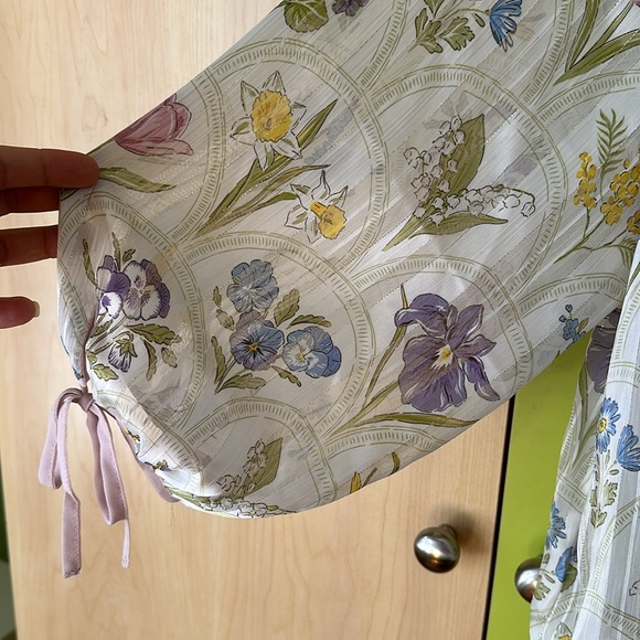 ‼️SOLD‼️Gorgeous Floral Blouse - Picture 10 of 14